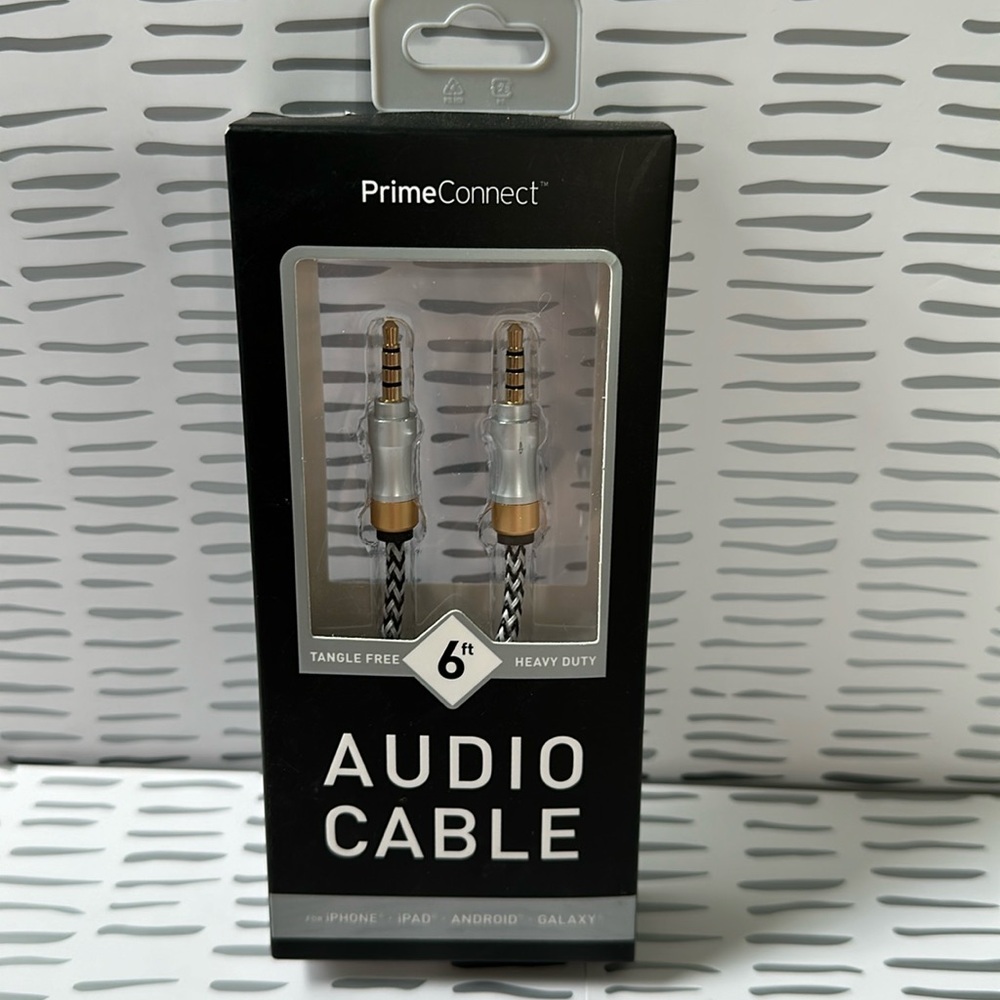 NWT PrimeConnect 6ft heavy duty, tangle free, audio cable.